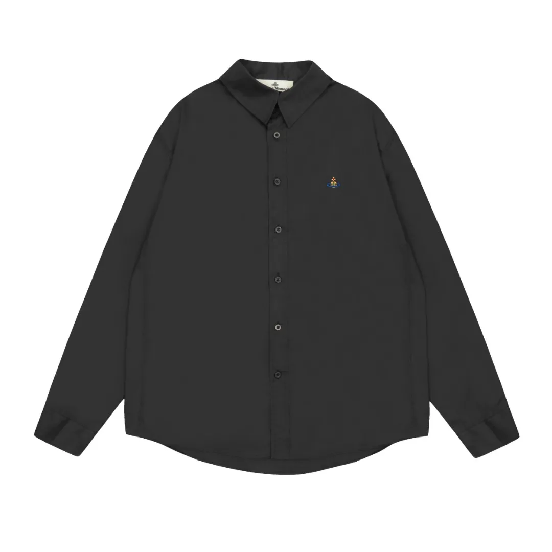 VIVI122# Uniform style for men and women" vivienne west wood Queen Mother Vivian Uniform style for men and women Casual suit style design shirt Metallic finishing touch on cuffs Folding design of sleeves with high workmanship Double-pressed seam patch design on the hem The upper body has a stylish and full sense of design The white background picture details display effect is average The real texture quality far exceeds the picture The 3 colors are very versatile Color: Dark blue Black White Size: S M L